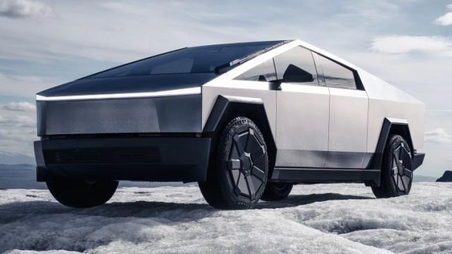 Tesla решила отодрать шильдики с дебютной серии Cybertruck, чтобы продать пикапы дешевле