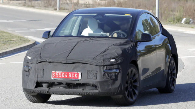 В сеть попали снимки обновленной Tesla Model Y Juniper