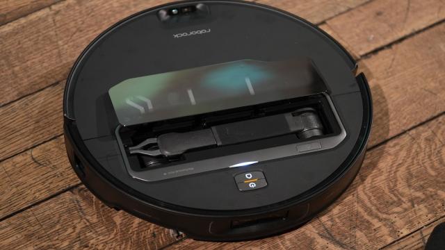 На CES 2025 показали робот-пылесос с выдвижной рукой. Что он ею делает?!