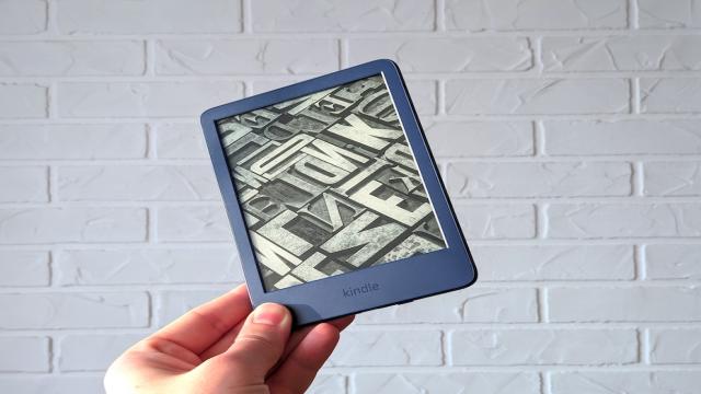 Пожалейте себя: 5 причин перейти на Kindle или Pocketbook вместо чтения со смартфона и планшета