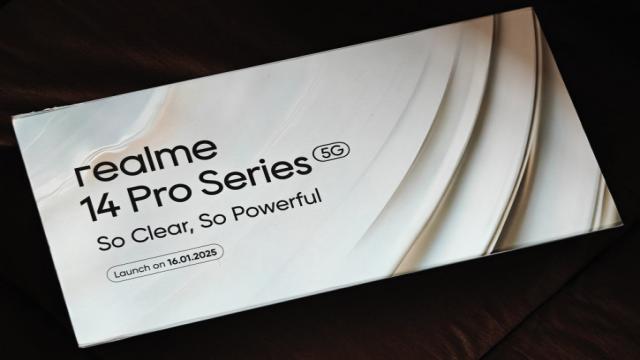 Распаковка комплекта для прессы с Realme 14 Pro+ на фото и видео