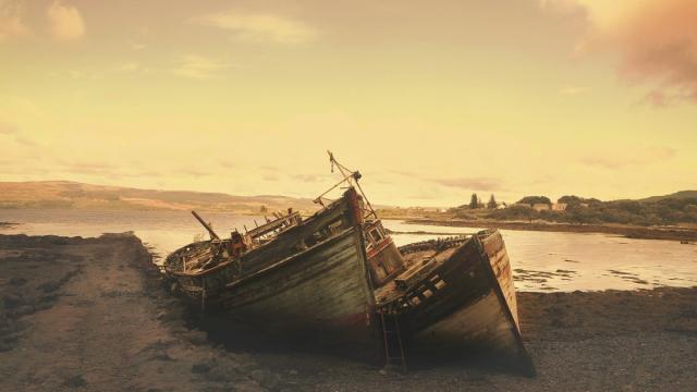 Ученые достали многовековой корабль из Каспийского моря (фото)