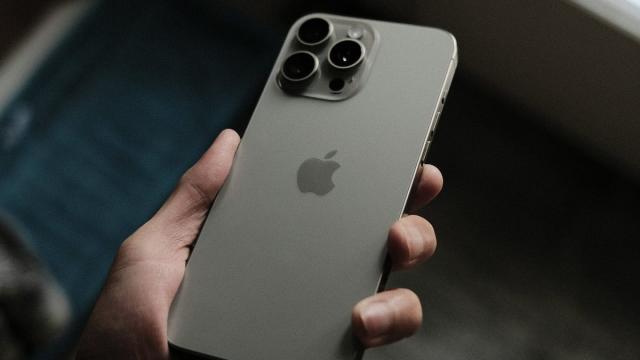 Цена мощного iPhone 15 Pro в России упала до 90 000 рублей