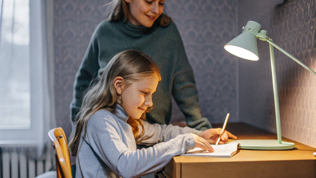 Дети лучше выполняют домашнее задание без присмотра взрослых — так ли это