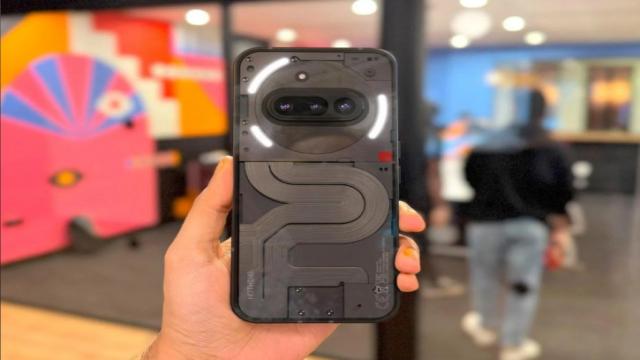 Дизайн Nothing Phone (3a) с тройной камерой на концепт-фото