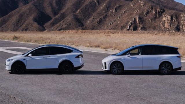 На фото в профиль новейший электромобиль Li i8 сравнивается с Tesla Model X