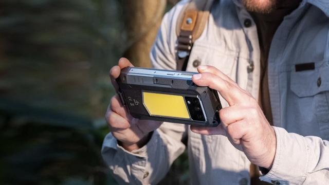Oukitel выпустила смартфон со встроенным проектором, батареей 33 000 мАч и огромным фонарем