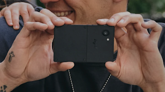 В продажу вышел Light Phone 3 — смартфон для интравертов и параноиков. Ценник лишает дара речи
