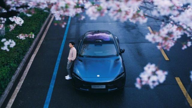 Глава Xiaomi показал новые фото электрического кроссовера YU7