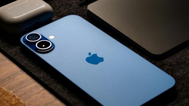 Какой базовый iPhone купить в 2025 году — 12, 13, 14, 15 или 16? Ответ вас очень удивит