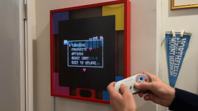 Энтузиаст встроил в настенную картину ретроконсоль