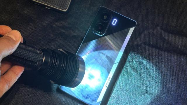 Infinix показала смартфон, который можно зарядить от фонарика (видео)