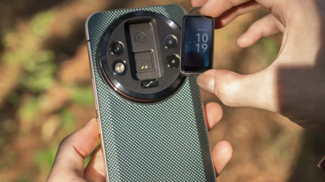 Oukitel представила первый смартфон со встроенным фитнес-браслетом