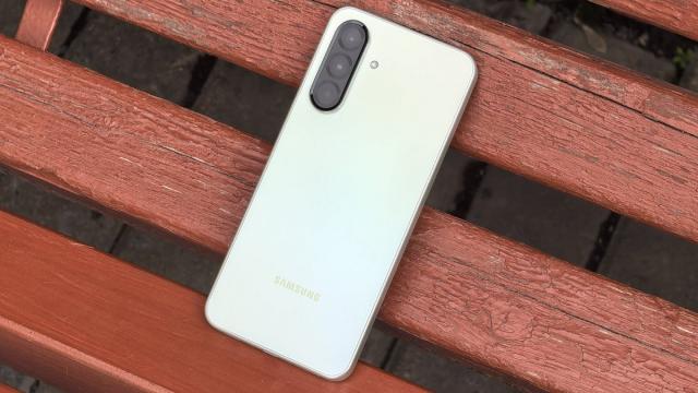 Обзор Samsung Galaxy A36: было у отца три сына – средний был и так и сяк