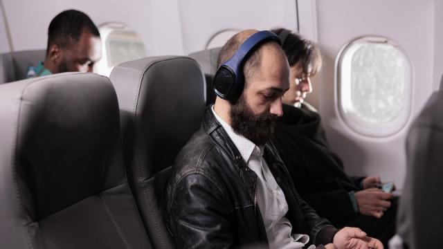 «Победа» запретила слушать музыку и смотреть видео без наушников