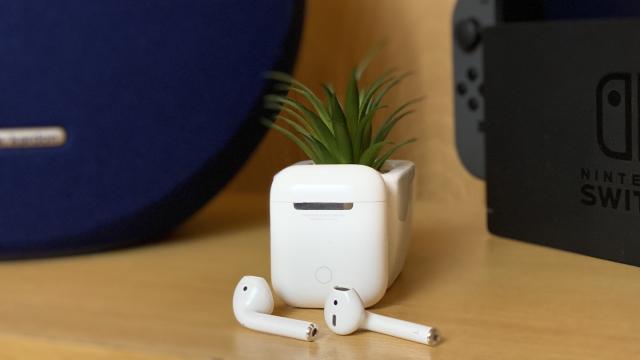 Появились фотографии AirPods в дизайне Nothing Ear