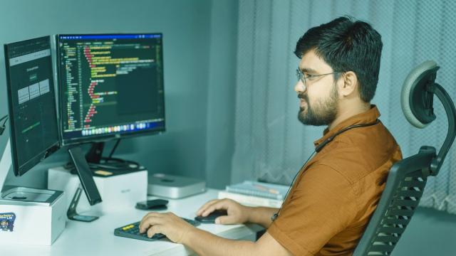 Программист пообещал 10 000 долларов тому, кто найдет ему работу с шестизначной зарплатой