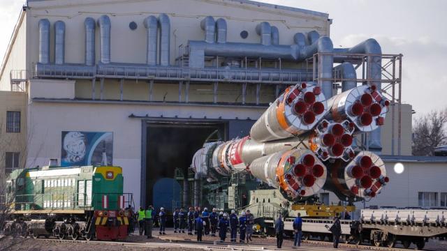 «Союз-2.1а» с кораблем «Союз МС-27» вывезли на стартовый комплекс Байконура