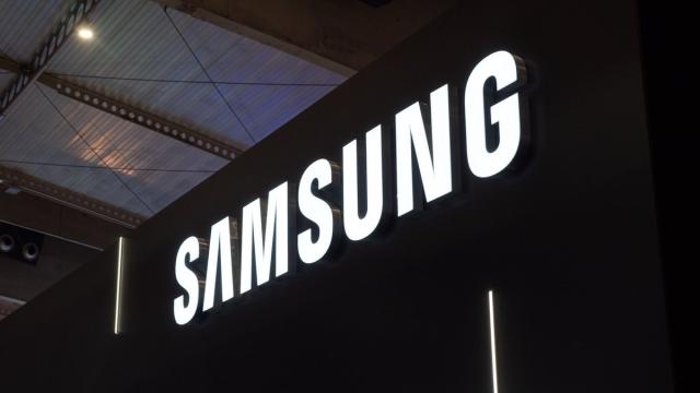 Samsung работает над первой «раскладушкой» с четырьмя секциями