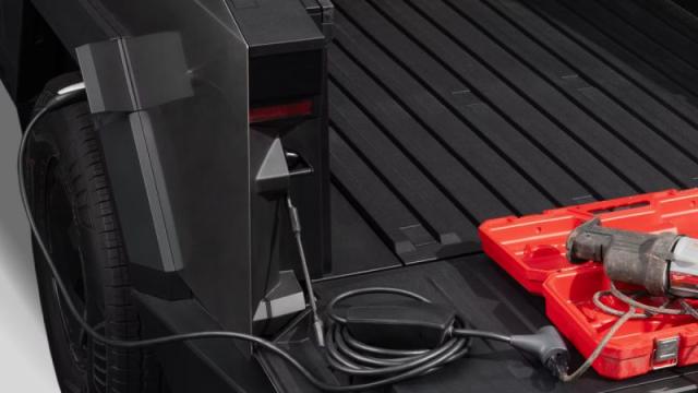 Tesla предложила покупателям самого дешёвого Cybertruck переходник для питания внешних потребителей