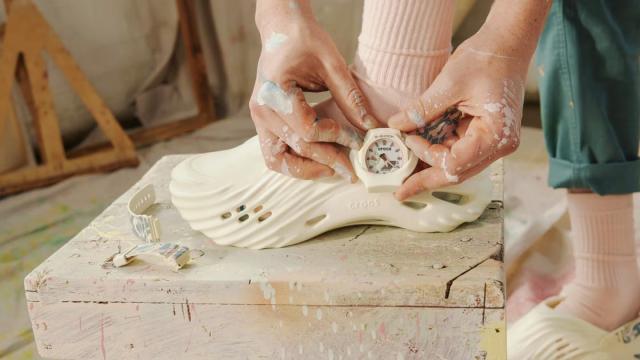 Crocs и Casio выпустили «кроксы» со встроенными часами G-SHOCK
