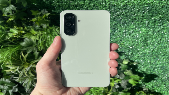 «Обновился на кирпич»: свежий апдейт «убивает» популярные Samsung Galaxy. Как это исправить