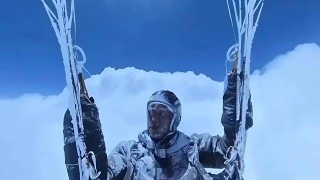 Парапланерист случайно поднялся на высоту 8600 метров: как он выжил (видео)