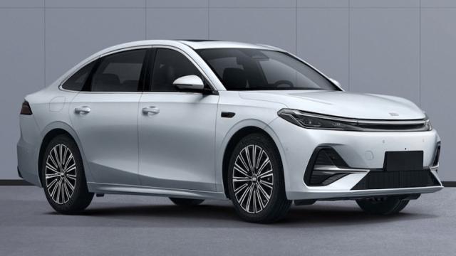 Представлена китайская альтернатива Toyota Camry и Honda Accord. Цена — подарок