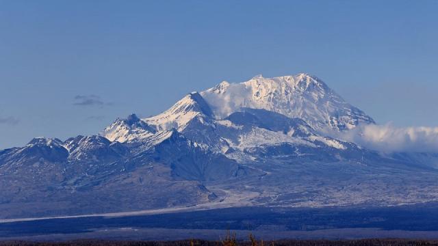 «Роскосмос» показал со спутника извержение вулкана Шивелуч на Камчатке