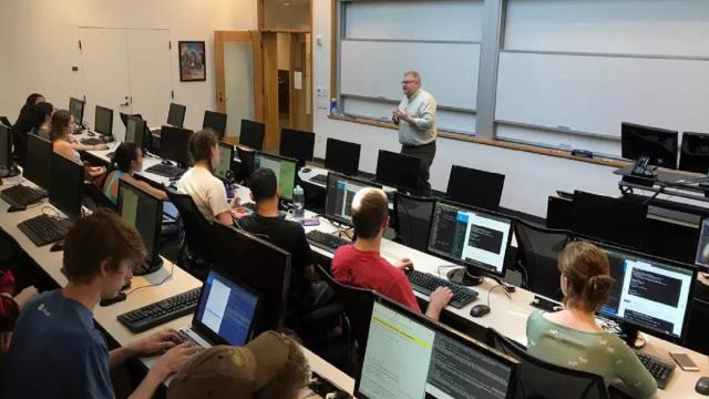 Студентка требует вернуть деньги за обучение, уличив преподавателя в использовании нейросети