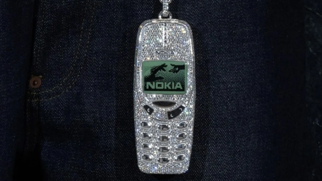 Бриллиантовая Nokia, умные какаду и Дженга-небоскреб: фан-новости недели