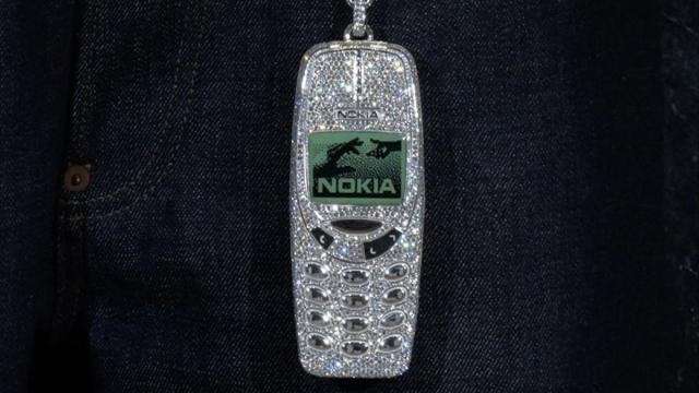 В сети показали новый телефон Дрейка: Nokia с белыми бриллиантами