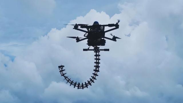 Инженеры создали летающего робота с «хоботом слона»