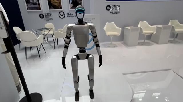 На ПМЭФ 2025 привезли китайского робота-гуманоида под видом российского