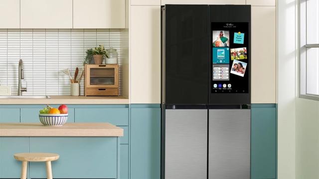 Samsung встроила «умного ассистента» в холодильники: что он может