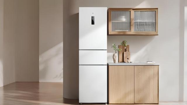 Xiaomi представила трехдверный холодильник для небольших кухонь