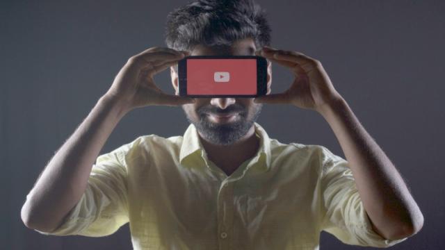 YouTube перестал удалять видео, если в них «ценность свободы слова перевесит риск вреда»