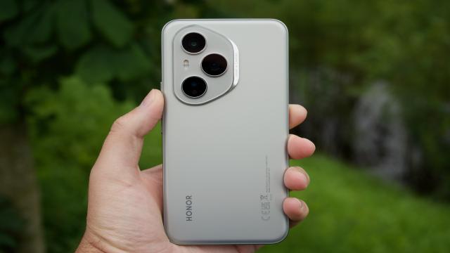 Взял Honor 400 Pro и поехал снимать в Плес. Посмотрите, что творит смартфон из фотографий с помощью ИИ