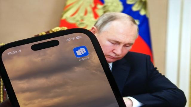 Владимир Путин обязал Apple разрешить RuStore на iPhone и iPad