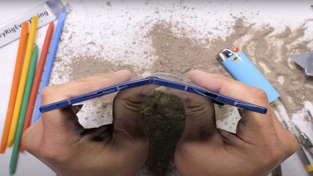Вот это мощь! Легендарный блогер не смог сломать Samsung Galaxy Z Fold7
