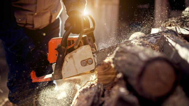 Глохнет бензопила: причины неисправности и способы ее устранить