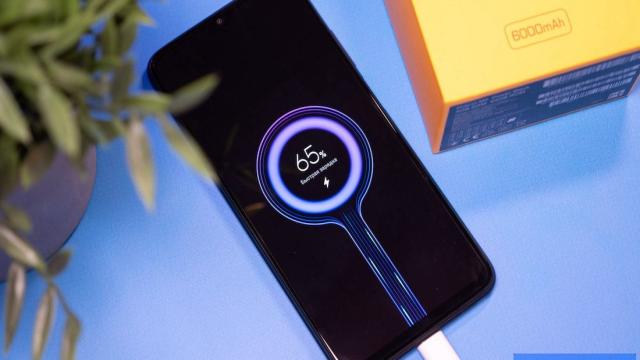Заряжать разряженный телефон нельзя. И вот почему