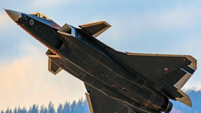 Китайский двухместный истребитель-невидимка J-20 поступает на вооружение