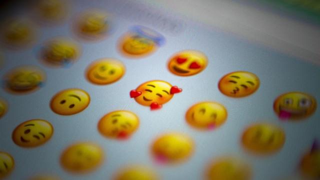 Палец вверх: одобрение или пассивная агрессия? Ученые раскрывают истинное значение эмодзи