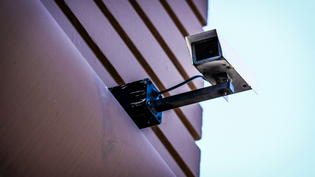 Тысячи камер Hikvision остаются уязвимы ко взлому почти год — доступ к ним активно продают в даркнете