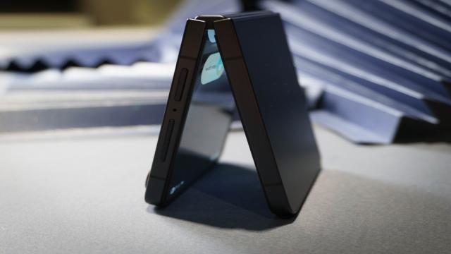 Samsung Galaxy Z Flip7 спокойно переживёт холодную зиму? Новинку проверили в экстремальных условиях