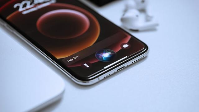 Apple запустит разработку конкурента ChatGPT и соберёт команду для улучшения Siri