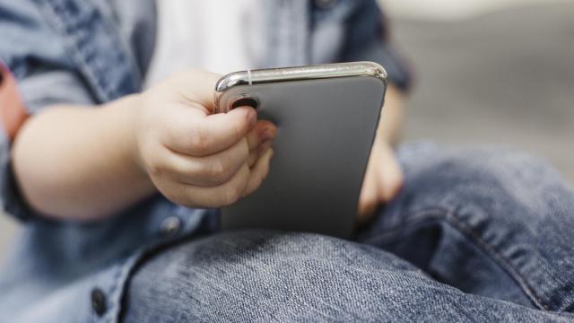 Невролог Полуэктов рассказал, как школьникам восстановить сон после каникул