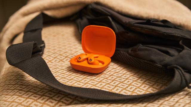 Apple выпустила новые наушники Powerbeats Fit