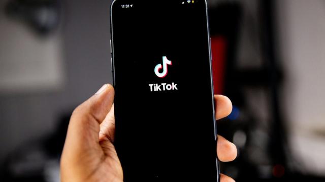 Владельцы iPhone листают TikTok языком: что происходит (видео)